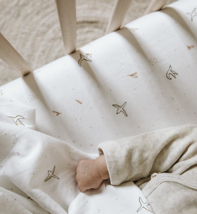 Spannbettlaken Babybett mit Vogelmotiv l'envolée aus 100% GOTS-zertifizierter Bio-Baumwolle