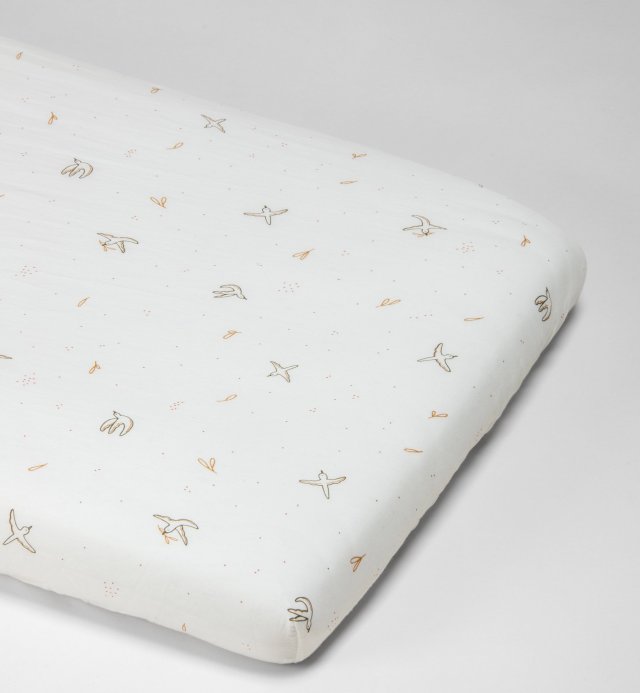 Crib sheet with birds motif l'envolée in 100% GOTS-certified organic cotton 50x83cm