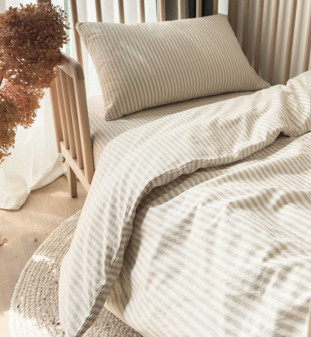 Percale biologisch katoenen baby beddengoed collectie met gestreept patroon