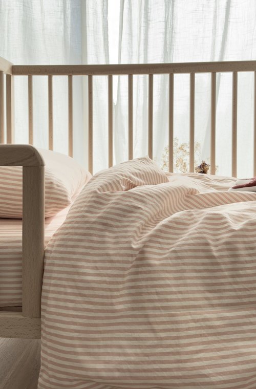 Percale biologisch katoenen baby beddengoed collectie met gestreept patroon