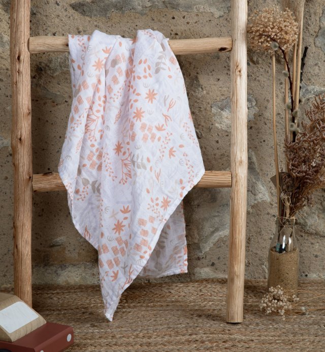 Yukari soft peach and lime blossom pattern swaddle in GOTS-certified organic cotton 70x70 cm