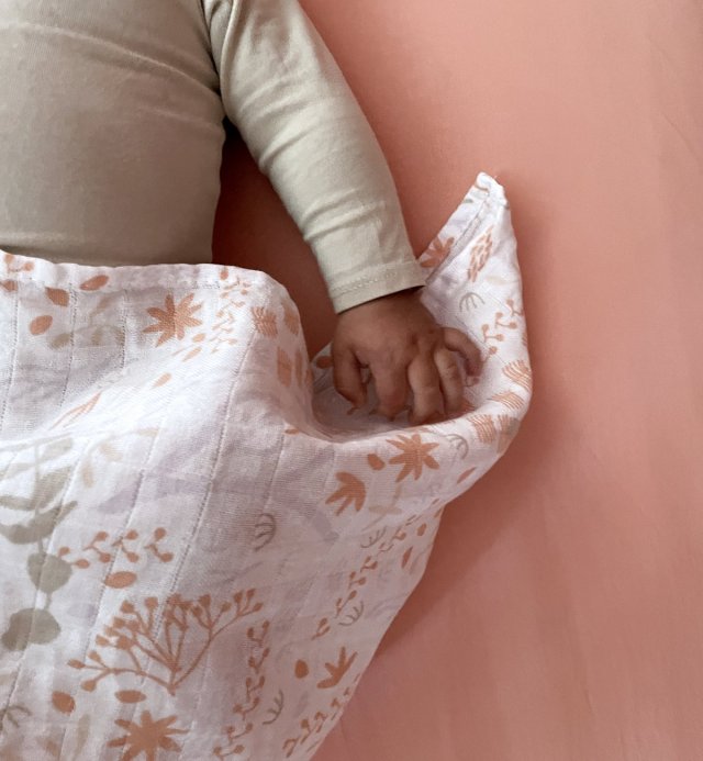 Yukari soft peach and lime blossom pattern swaddle in GOTS-certified organic cotton 70x70 cm