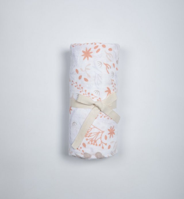 Yukari soft peach and lime blossom pattern swaddle in GOTS-certified organic cotton 70x70 cm