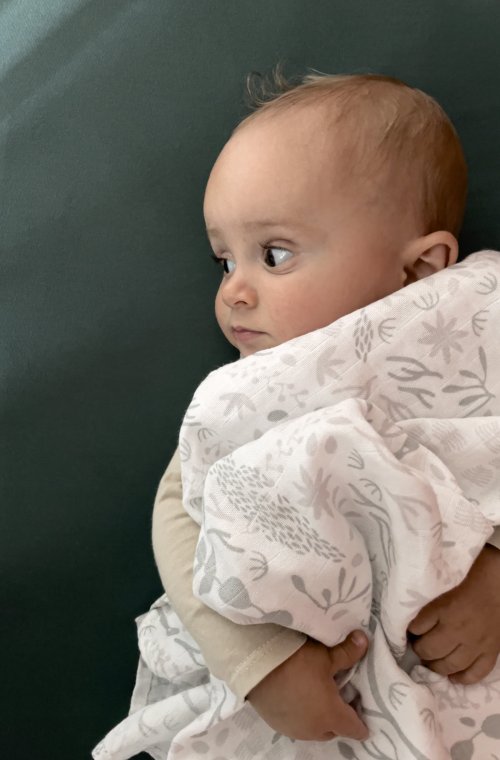 Yukari soft peach and lime blossom pattern swaddle in GOTS-certified organic cotton 70x70 cm