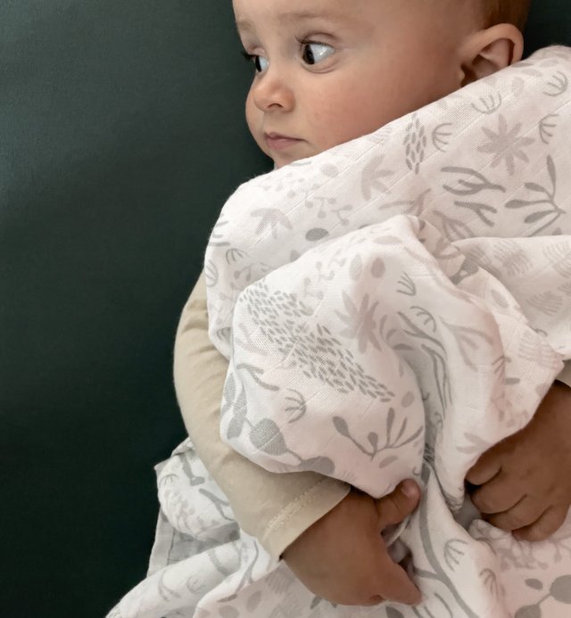 Yukari soft peach and lime blossom pattern swaddle in GOTS-certified organic cotton 70x70 cm