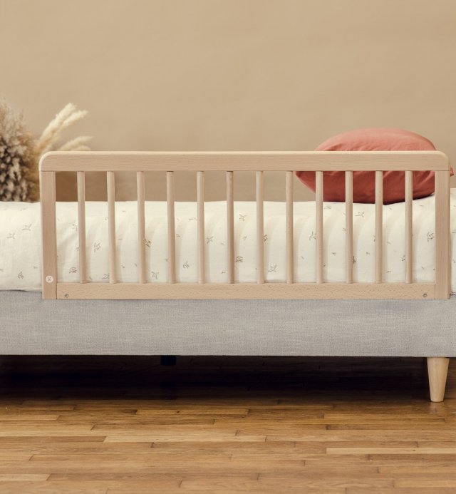 Solid wood anti-fall barrier to ensure the safety of your children's bed