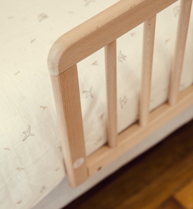 Solid wood anti-fall barrier to ensure the safety of your children's bed