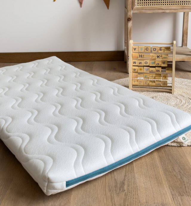 Travel mattress 60x120cm COCOLEGEND® rolled for baby, a natural nomad mattress