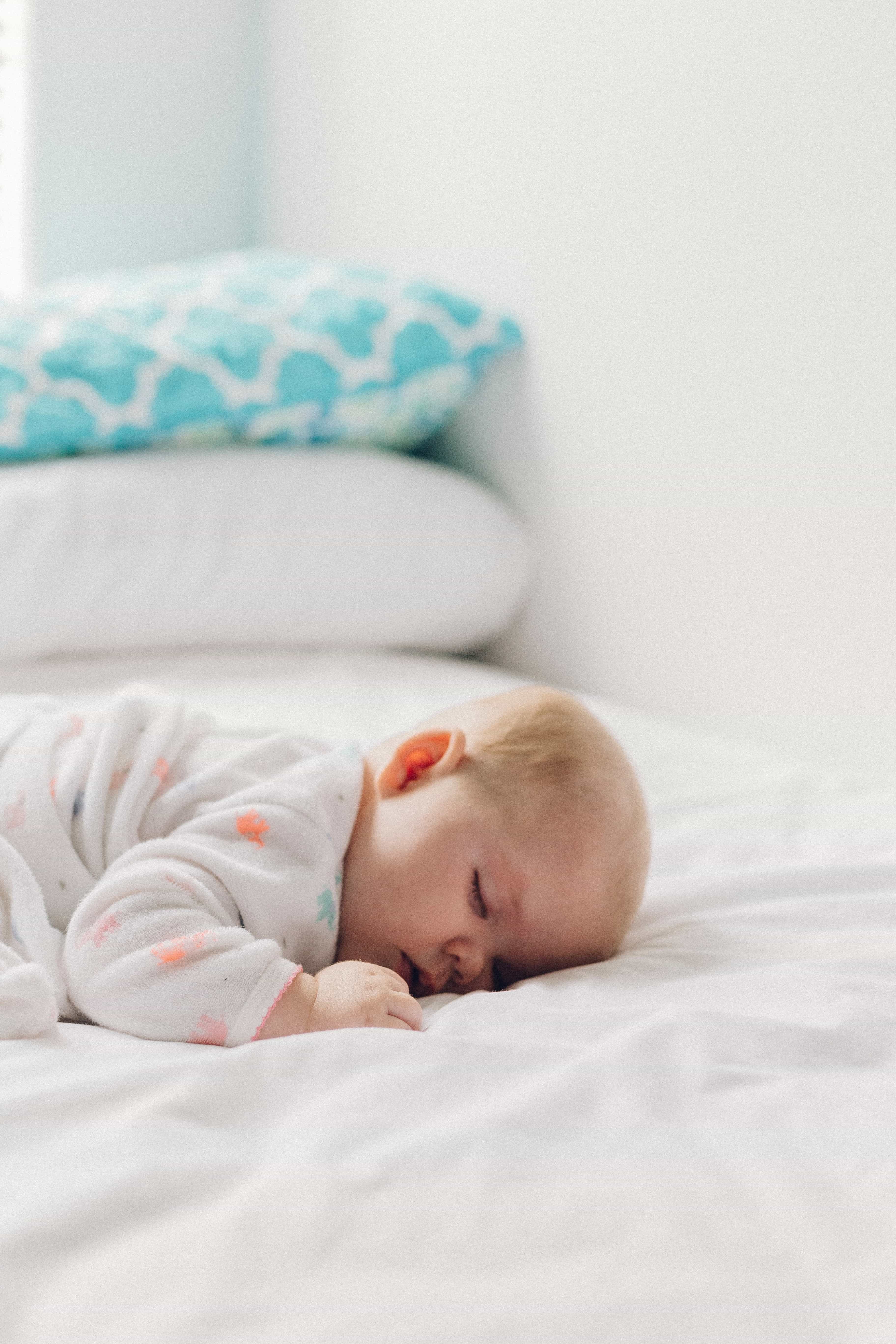 Razones por las que no debes poner una almohada a tu bebé