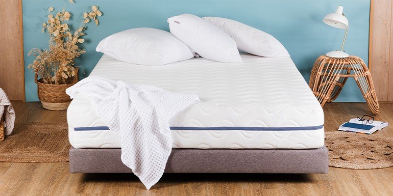 Los beneficios de dormir con una almohada entre las piernas