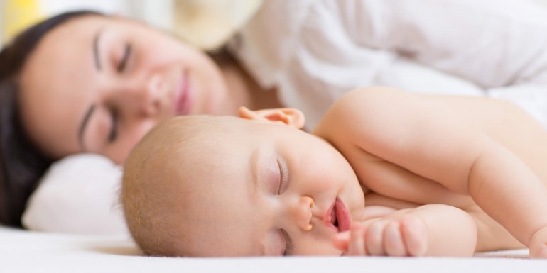 A che età i bambini possono iniziare a dormire con un cuscino e delle —  Spio Kids
